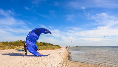 Tragedia w Jastarni. Silny wiatr porwał 59-letniego kitesurfera