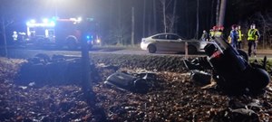 Tragedia w Jawiszowicach. Nie żyje 19-latek, samochód rozpadł się na części