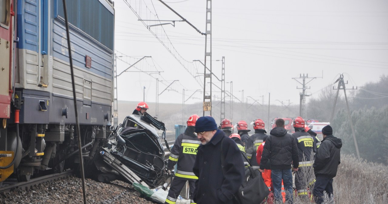  Tragedia w Koninie. Samochód wjechał pod rozpędzony pociąg