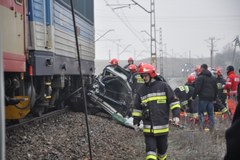  Tragedia w Koninie. Samochód wjechał pod rozpędzony pociąg