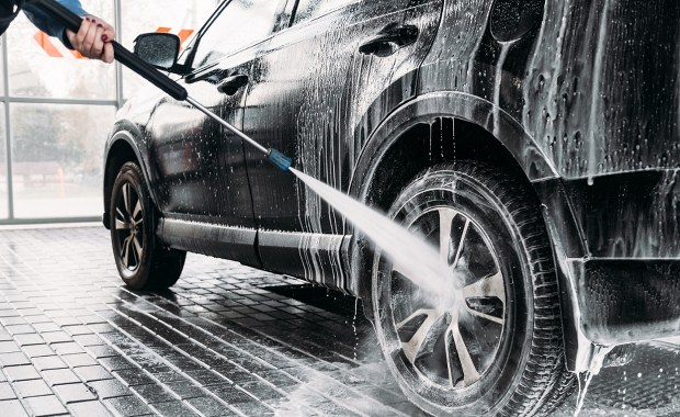 Tragedia w myjni samochodowej. Nie żyje mężczyzna, który wpadł do kanału