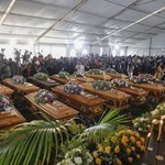 Tragedia w RPA. Symboliczny pogrzeb ofiar i puste trumny