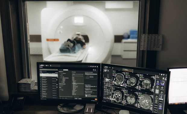 Tragedia w szpitalu: Mężczyzna zginął, wciągnięty przez rezonans magnetyczny