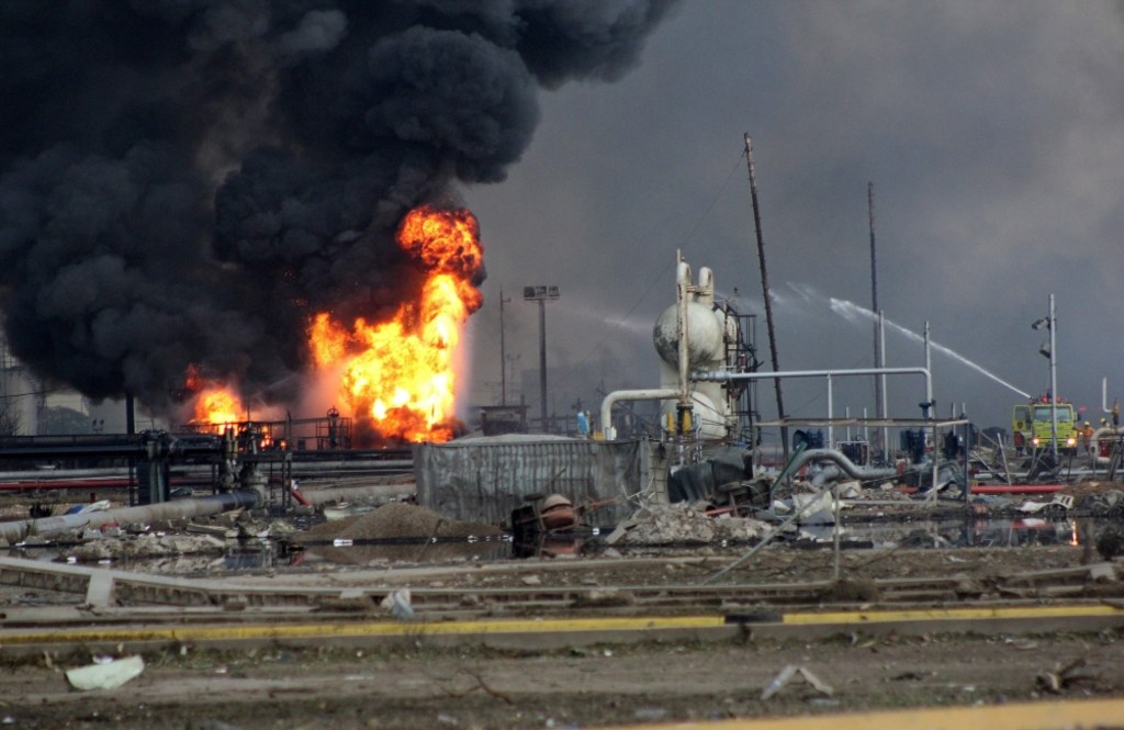 Крупная химическая авария. Нефтеперерабатывающий завод в Мексике. Взрыв на нефтезаводе в Венесуэле. Взрыв на Ачинском НПЗ В 2014. Взрыв на нефтеперерабатывающем заводе.