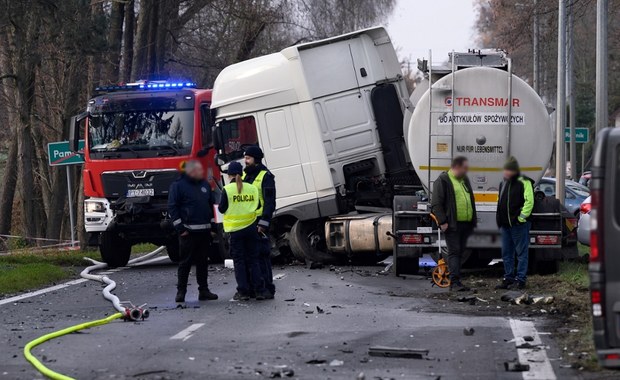 Tragedia w Wielkopolsce. Auto zderzyło się z cysterną i stanęło w płomieniach 