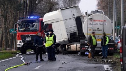 Tragedia w Wielkopolsce. Auto zderzyło się z cysterną i stanęło w płomieniach 