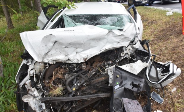 Tragiczna czołówka na łuku. Kobieta nie żyje, dzieci w szpitalu 