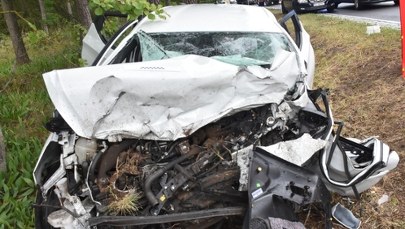 Tragiczna czołówka na łuku. Kobieta nie żyje, dzieci w szpitalu 