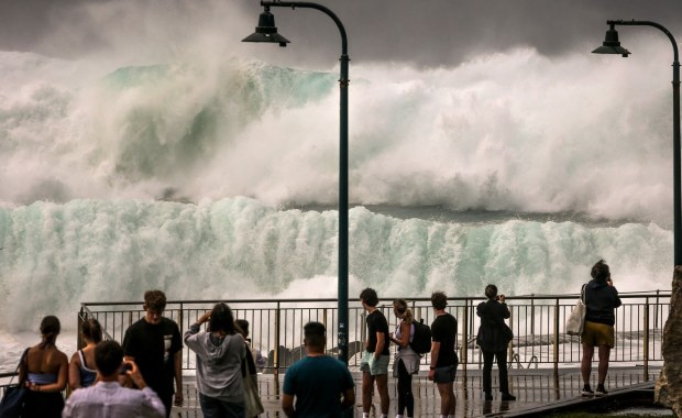 Tragiczna Wielkanoc w Australii. Ludzie giną z powodu gigantycznych fal 