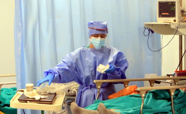 Tragiczne rekordy pandemii: Ponad 20 tysięcy nowych zakażeń i ponad 300 zgonów [NOWE DANE]