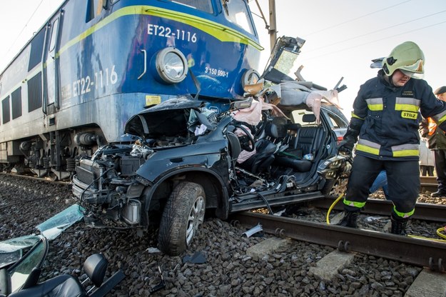 Tragiczne skutki wypadku na przejeździe kolejowym /Tytus Żmijewski /PAP