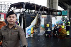 Tragiczne skutki wypadku szkolnego autobusu w Tajlandii