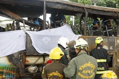 Tragiczne skutki wypadku szkolnego autobusu w Tajlandii