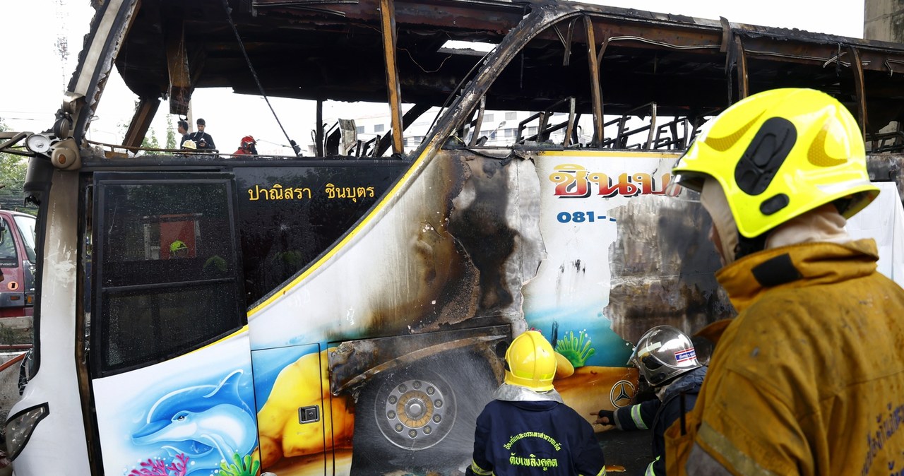 Tragiczne skutki wypadku szkolnego autobusu w Tajlandii