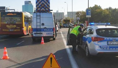 Tragiczne zderzenie z autobusem w Warszawie. Nie żyje jedna osoba