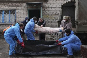 Tragiczne zdjęcia z Mariupola. Obrońcy żegnają poległych