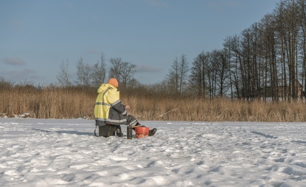Tragiczny finał wędkowania. 74-latek utonął po załamaniu lodu na jeziorze