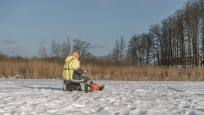 Tragiczny finał wędkowania. 74-latek utonął po załamaniu lodu na jeziorze