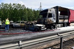 Tragiczny karambol pod Szczecinem: Zderzyło się 7 aut, część spłonęła