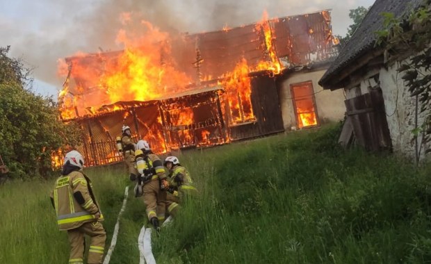 Tragiczny pożar w Jeżowcu. Nie żyje kobieta, ranni policjanci