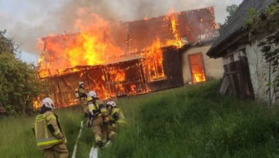 Tragiczny pożar w Jeżowcu. Nie żyje kobieta, ranni policjanci