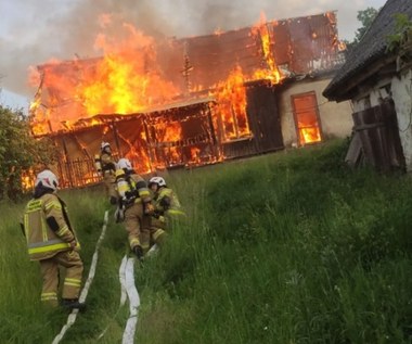 Tragiczny pożar w Jeżowcu. Nie żyje kobieta, ranni policjanci