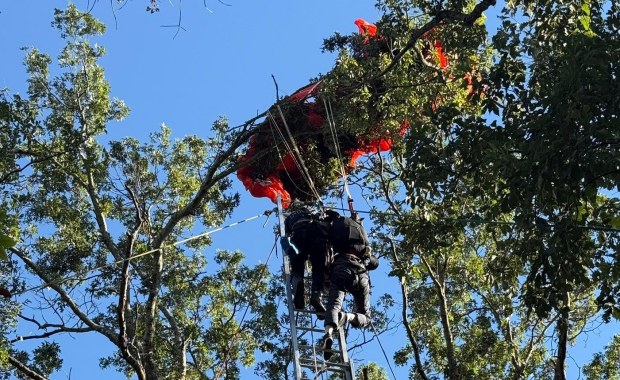 Tragiczny skok w tandemie. Instruktor nie żyje, uczeń zawisł na drzewie