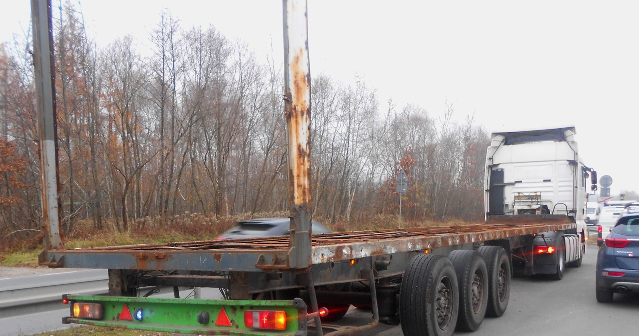 Tragiczny wygląd naczepy sprowokował inspektorów do jej kontroli. /ITD