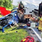 Tragiczny wypadek busa i osobówki. Jedna osoba zmarła, pięć jest rannych