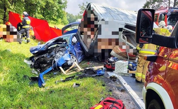 Tragiczny wypadek busa i osobówki. Jedna osoba zmarła, pięć jest rannych