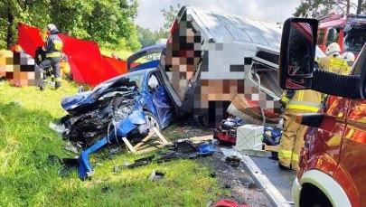 Tragiczny wypadek busa i osobówki. Jedna osoba zmarła, pięć jest rannych