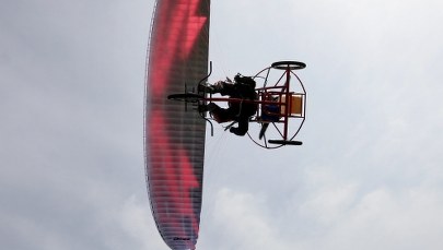 Tragiczny wypadek motoparalotni w Owczarach. Nie żyje mężczyzna