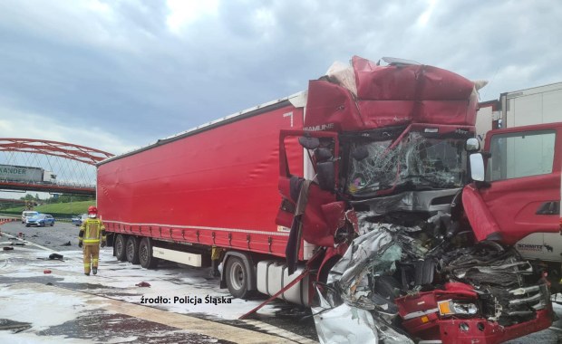 Tragiczny wypadek na A1. Auto zderzyło się z ciężarówkami   