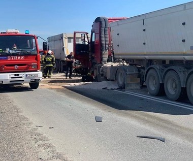 Tragiczny wypadek na DK5. Ford został dosłownie zmiażdżony przez dwa tiry 