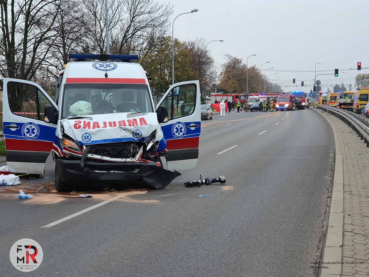 Tragiczny wypadek na Mazowszu. Karetka z pacjentem mającym Covid-19 zderzyła się z autem 