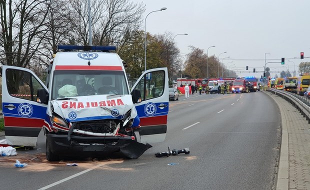 Tragiczny wypadek na Mazowszu. Karetka z pacjentem mającym Covid-19 zderzyła się z autem 