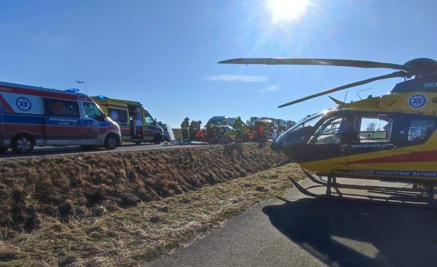 Tragiczny wypadek na Opolszczyźnie. Dwie ofiary zderzenia osobówki z busem