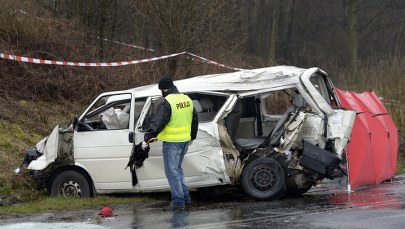 Tragiczny wypadek na Podkarpaciu: Bus, którym jechali młodzi piłkarze, zderzył się z ciężarówką 