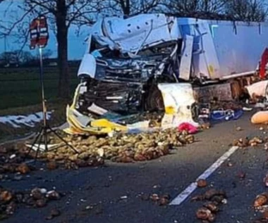 Tragiczny wypadek na Pomorzu. Ciężarówki zmiażdżone, są ofiary