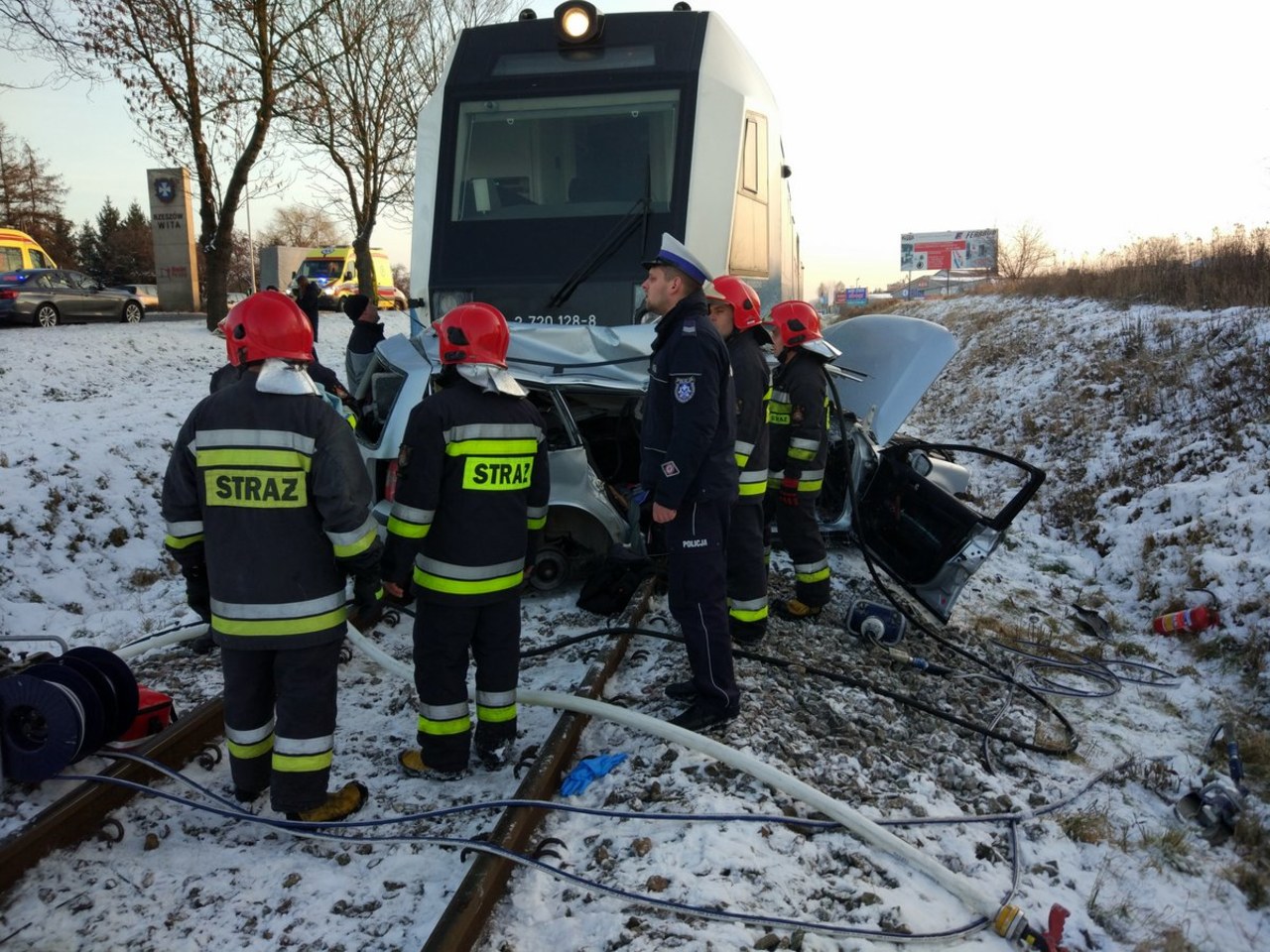 Tragiczny wypadek na przejeździe kolejowym. Auto wjechało pod pociąg