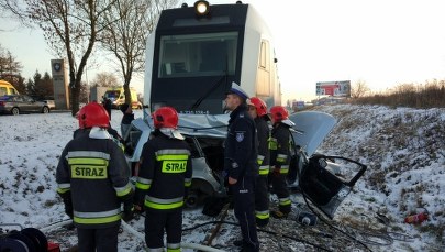 Tragiczny wypadek na przejeździe kolejowym. Auto wjechało pod pociąg