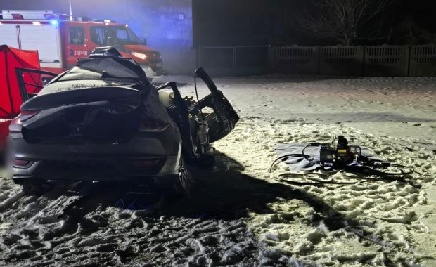 Tragiczny wypadek na przejeździe kolejowym. Dwie osoby nie żyją