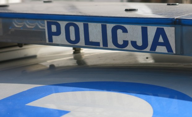 Tragiczny wypadek na S8. Kierowca auta osobowego wjechał w zaparkowane ciężarówki