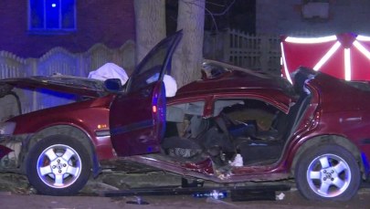 Tragiczny wypadek pod Kaliszem. Auto uderzyło w drzewo