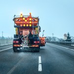 Tragiczny wypadek. Rowerzystka zginęła pod kołami piaskarki