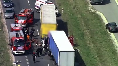 Tragiczny wypadek, tiry zmiażdżyły busa