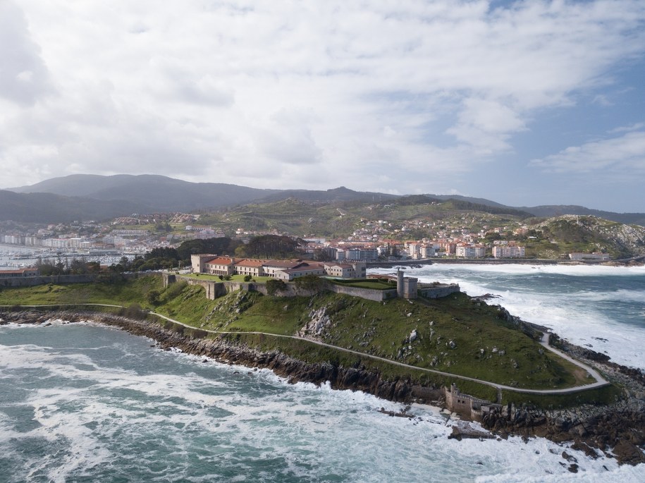 Tragiczny wypadek w Baiona: Niemiecka turystka porwana przez falę podczas robienia zdjęcia /Shutterstock