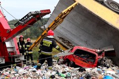 Tragiczny wypadek w Bytomiu. Ciężarówka przewożąca śmieci przewróciła się na auto osobowe. Zginęła j