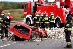 Tragiczny wypadek w Bytomiu. Ciężarówka przewożąca śmieci przewróciła się na auto osobowe. Zginęła j