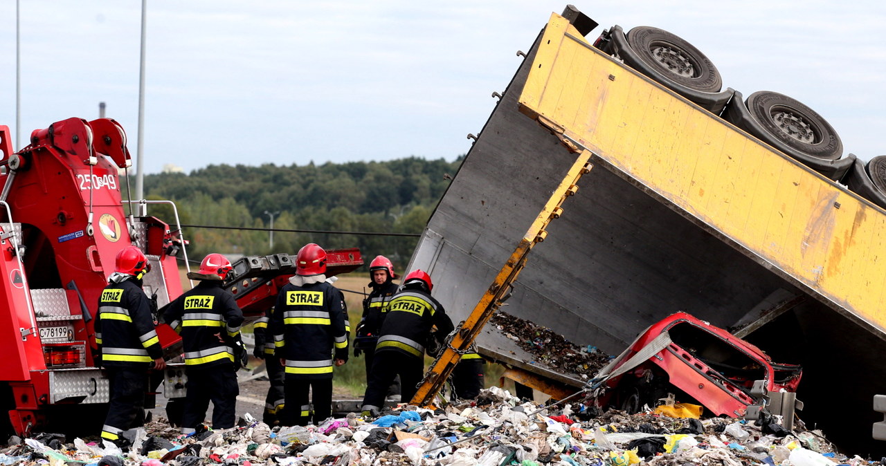 Tragiczny wypadek w Bytomiu. Ciężarówka przewożąca śmieci przewróciła się na auto osobowe. Zginęła j